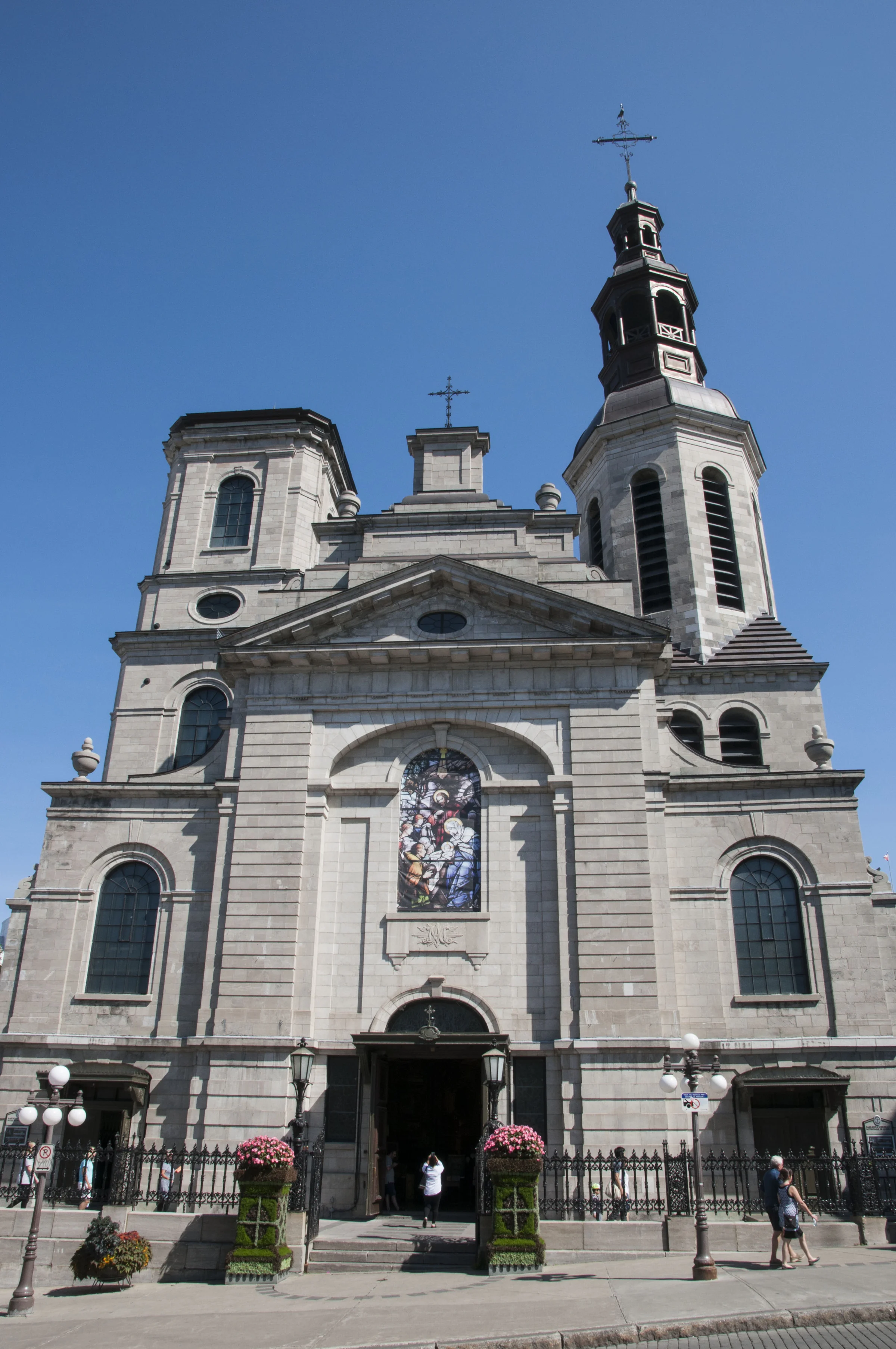 Façade of the Basilica-Cathedral Notre-Dame de Québec beneath a blue sky.
