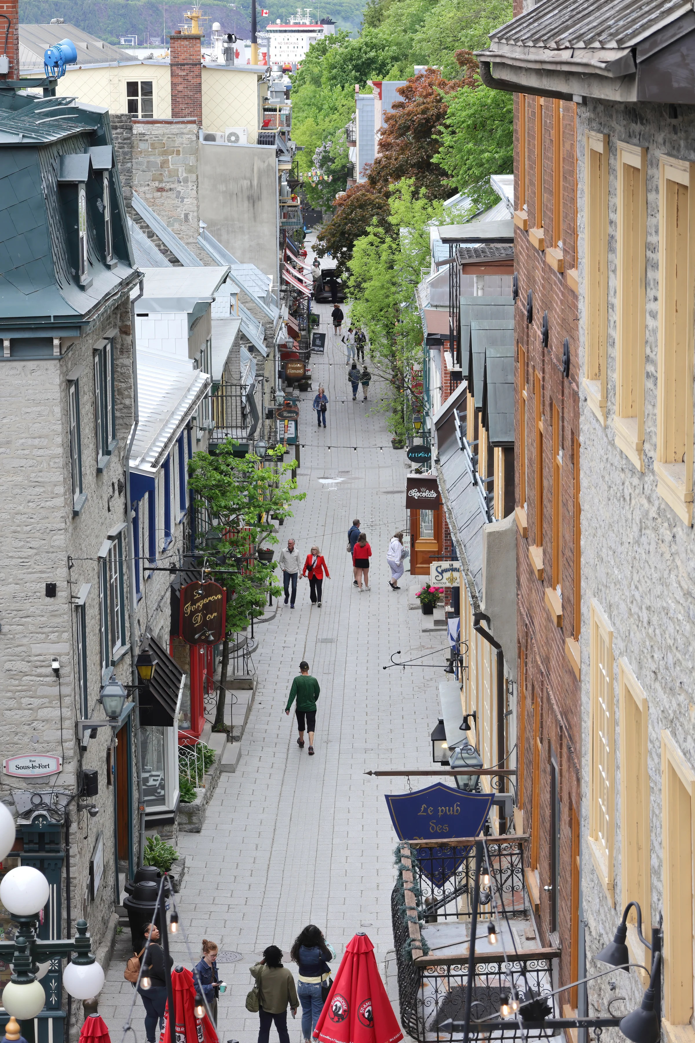 Vertical view along Rue Sous-le-Fort in the Petit-Champlain area.